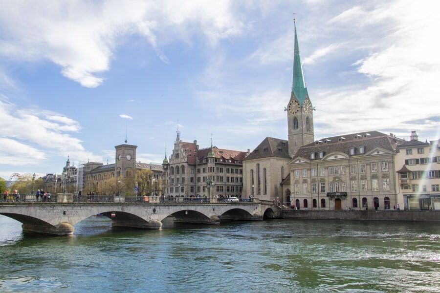 Zurich: 2-hour Best Intro Walking Tour with a Local - How the small group of up to 8 changes what you get