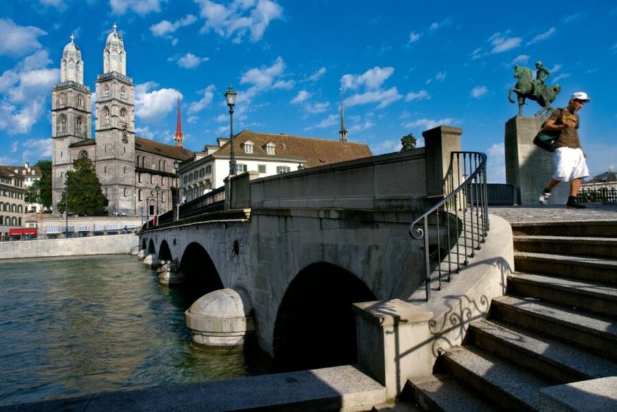 Zurich: City Bus Tour with Audio Guide and Lake Cruise - Bahnhofstrasse to the Banking Center, Plus the Mountain View Setup