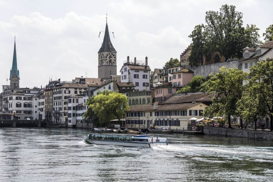 Zurich: City Tour with Lake Cruise + Optional FIFA Museum - Getting started at Zurich Sihlquai, near Zurich HB