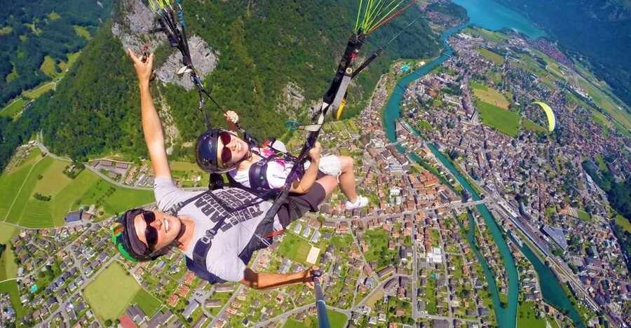 Zurich: Day trip to Interlaken incl. tandem paragliding - Why Interlaken and the Jungfrau region work so well