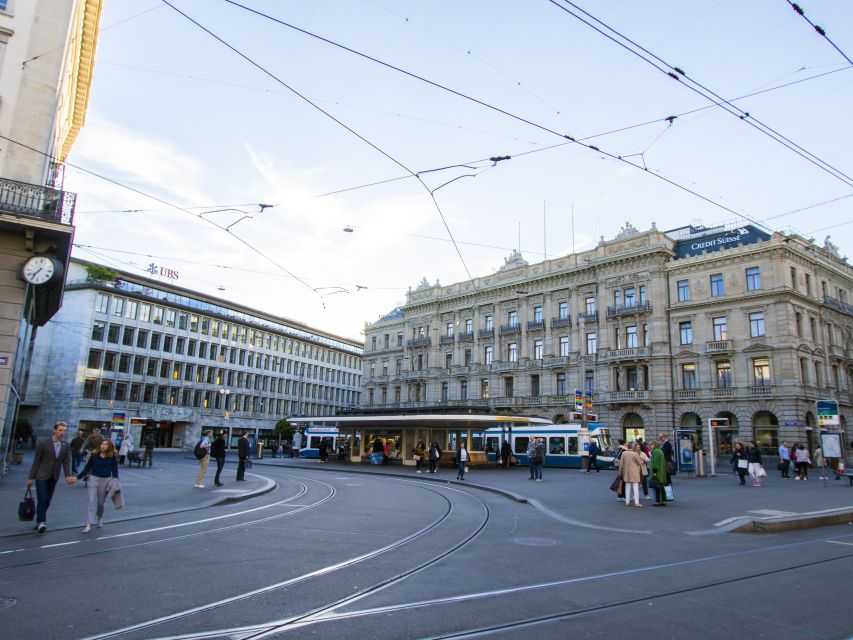 Zurich: Exclusive Swiss Banking Tour with a Local - Meeting in front of Credit Suisse: the tone is set fast