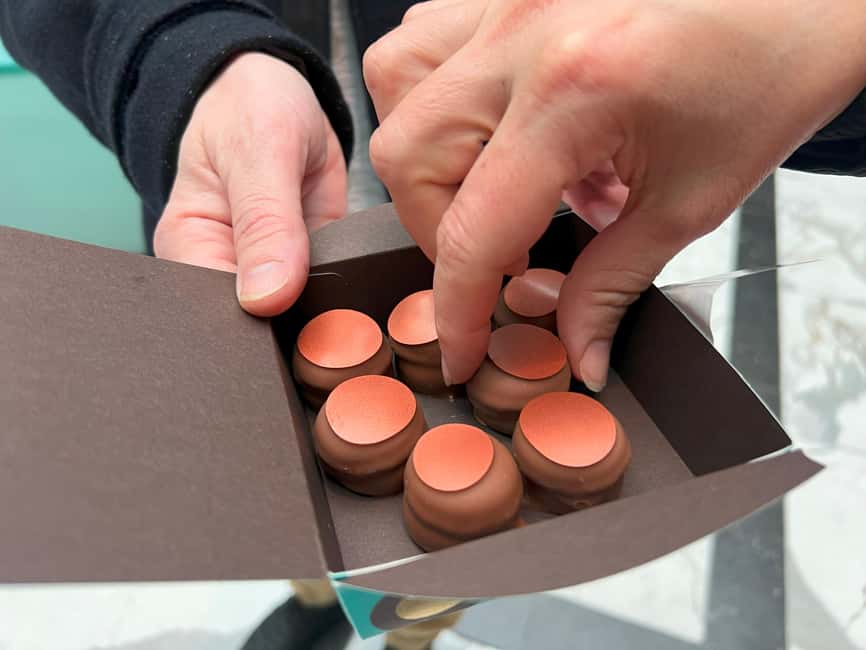 Zurich: Food Tour of 8+ Tastings with Cheeses & Chocolates - Zurich Old Town plus 8+ tastings in 3.5 hours, how it actually works