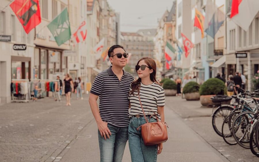 Zurich: Professional Photoshoot at the Best Spots - Grossmünster and the bridge sequence for postcard-perfect angles