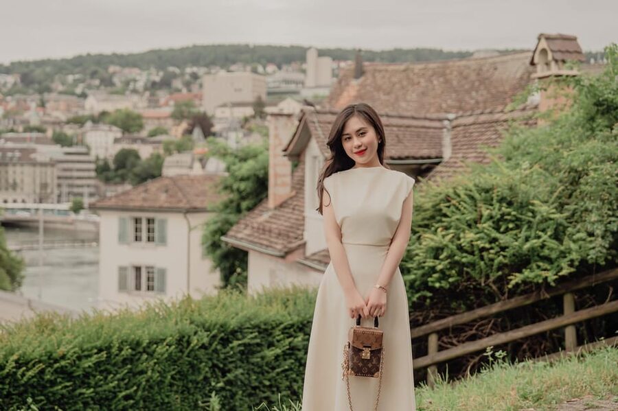 Zurich: Professional Photoshoot at the Best Spots - Old Town stop: historic backdrops without the sightseeing headache