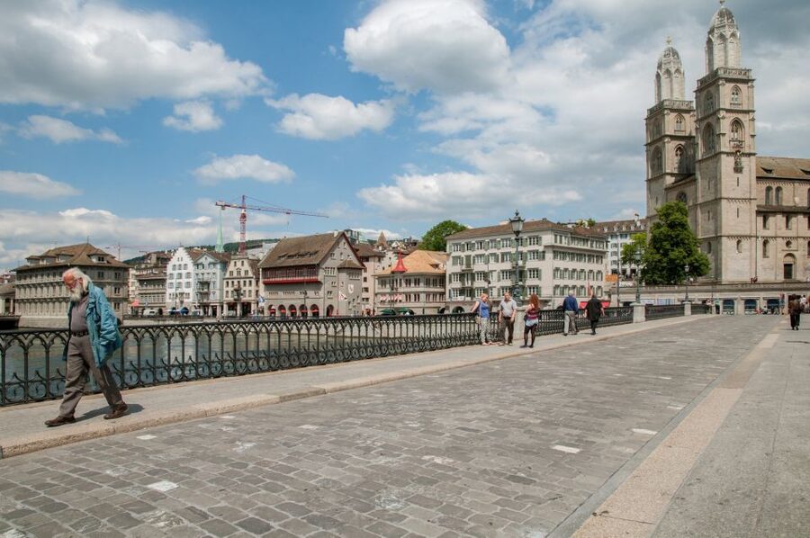 Zurich: Sightseeing Bus Tour with Optional FIFA Museum - Stately Mansion Districts and the Zürichberg Recreation Area