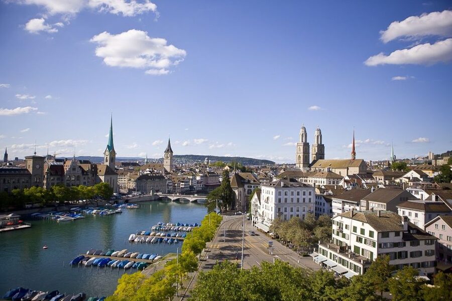 Zurich: Sightseeing Bus Tour with Optional FIFA Museum - First Stop: Zurich Sihlquai and the Easy Start
