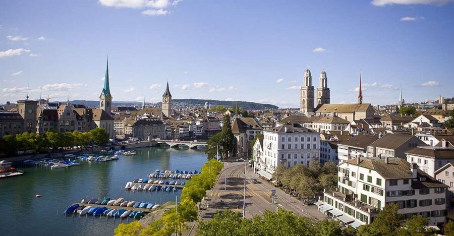 Zurich: Sightseeing Bus Tour with Optional FIFA Museum - Züri Leu and the Photo Stop Strategy